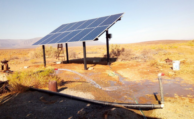 contrôleur solaire de pompe monophasé 2.2kw construit dans le commutateur de C.C/assez de connecteurs MC4